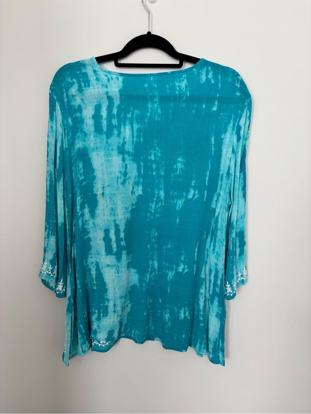 Princess Cruises Teal Embroidered V-Neck Women's Top Size M - PTP 22” Length 29” - Picture 4 of 4